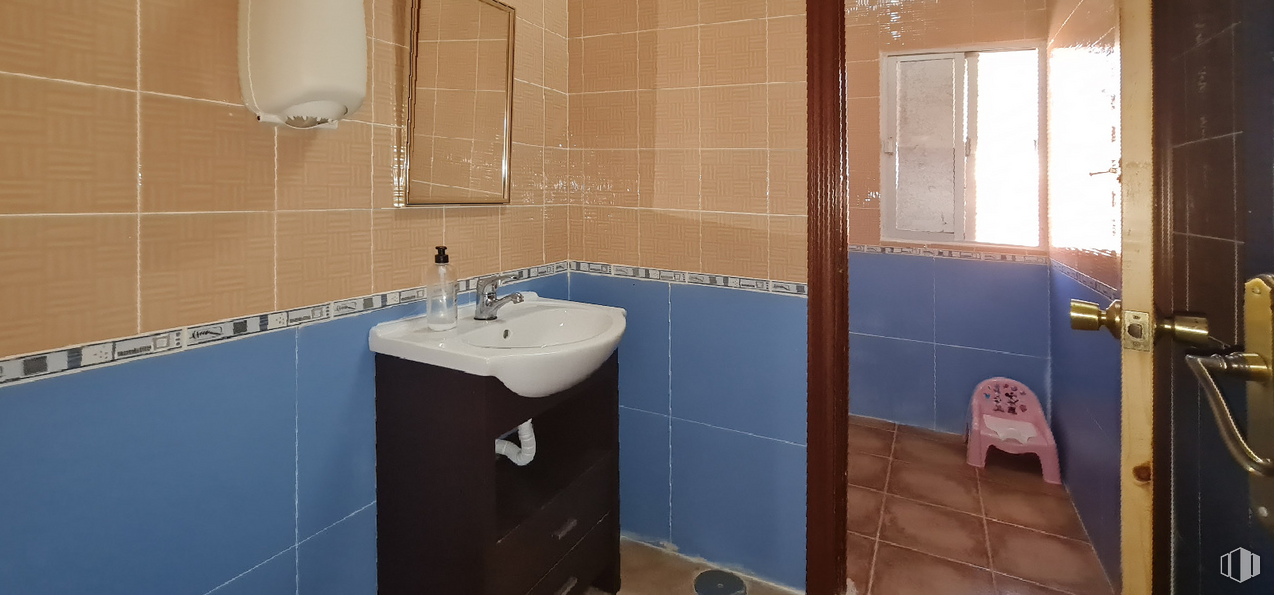 Retail for sale & for rent at Calle Lagartera, Escalona, Toledo, 45910 with sink, bathroom cabinet, lighting, mirror, tap, plumbing fixture, bathroom sink, purple, window and bathroom around