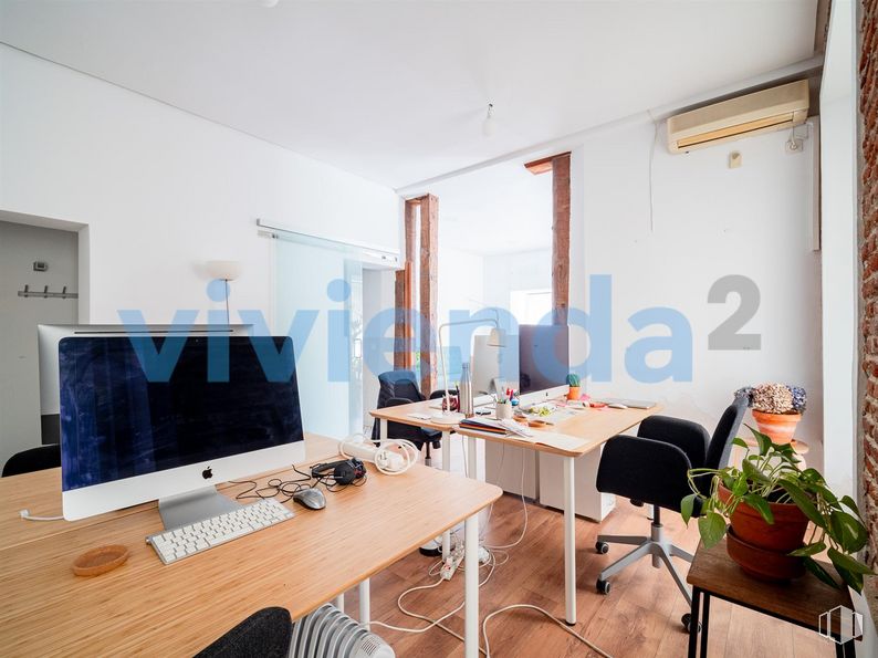 Local en venta en Calle San Simón, Centro, Madrid, 28012 con pantalla de ordenador, teclado del ordenador, silla, planta de interior, escritorio, mesa, mesa, mueble, propiedad y edificio alrededor