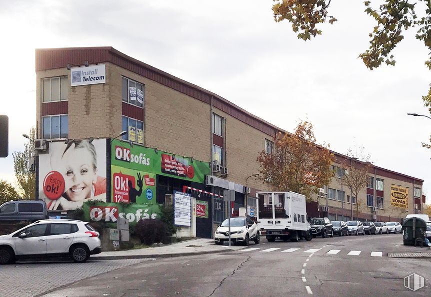 Nave en alquiler en Avenida Montes de Oca, 20, San Sebastián de los Reyes, Madrid, 28700 con coche, persona, edificio, neumático, rueda, luz de estacionamiento automotriz, cielo, vehículo terrestre, propiedad y vehículo alrededor