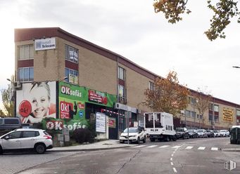 Nave en alquiler en Avenida Montes de Oca, 20, San Sebastián de los Reyes, Madrid, 28700 con coche, persona, edificio, neumático, rueda, luz de estacionamiento automotriz, cielo, vehículo terrestre, propiedad y vehículo alrededor