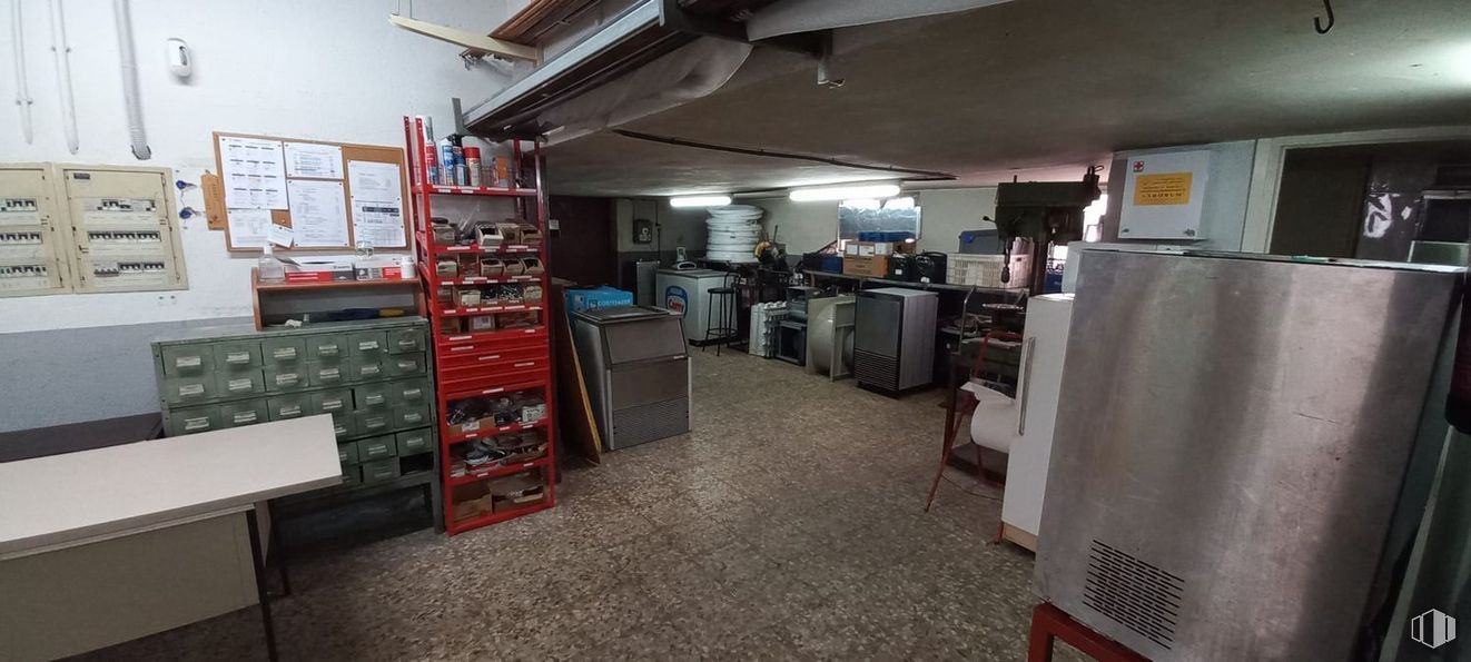 Local en venta en Calle San José, Collado Villalba, Madrid, 28400 con Código de barras 1d, escritorio, refrigerador, edificio, estante, suelo, suelos, estantería, ebanistería y madera alrededor