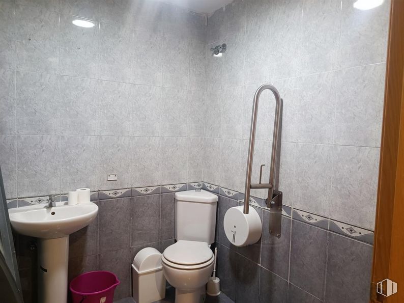 Retail for sale at Avenida Velázquez, 4, Rivas-Vaciamadrid, Madrid, 28521 with toilet, sink, tap, plumbing fixture, bathroom, purple, bathroom sink, toilet seat, fluid and interior design around