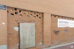 Retail for sale at Calle Ana Tutor, Parla, Madrid, 28981 with door, wood, brick, brickwork, font, building material, facade, rectangle, concrete and signage around