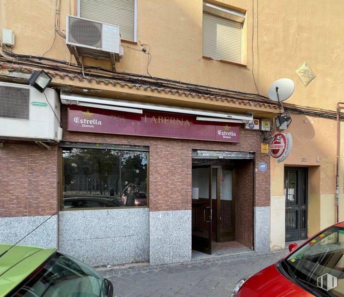 Local en venta en Calle Saavedra Fajardo, La Latina, Madrid, 28011 con coche, ventana, puerta, luz de estacionamiento, vehículo terrestre, vehículo de motor, vehículo, iluminación del automóvil, exterior del automóvil y edificio alrededor