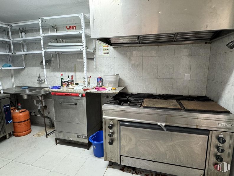 Retail for rent at Barrio del Castillo, Cuenca, 16001 with cabinetry, oven, property, kitchen stove, kitchen appliance, gas stove, kitchen, building, home appliance and cooktop around