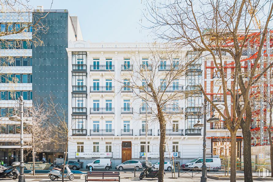 Oficina en alquiler en Paseo Castellana, 16, Salamanca, Madrid, 28046 con edificio, rueda, cielo, ventana, neumático, infraestructura, rama, diseño urbano, vehículo y barrio alrededor