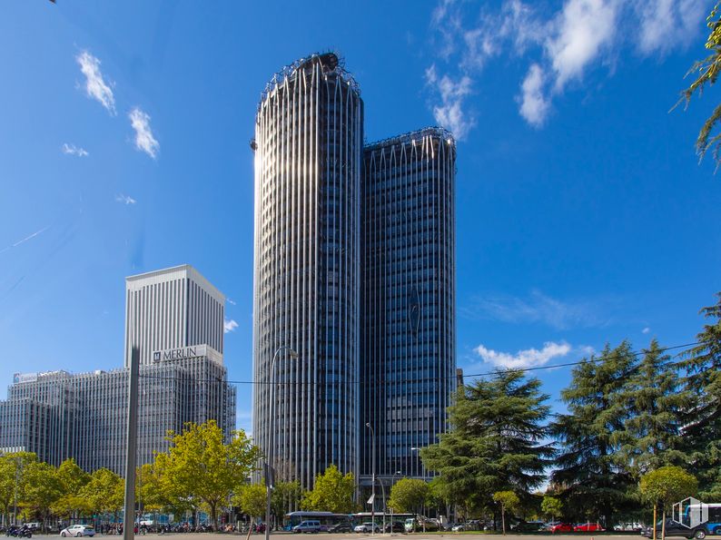 Oficina en alquiler en Torre Europa, Paseo Castellana, 95, Tetuán, Madrid, 28046 con edificio, cielo, nube, rascacielos, tiempo de día, azul, naturaleza, azur, árbol y bloque de pisos alrededor