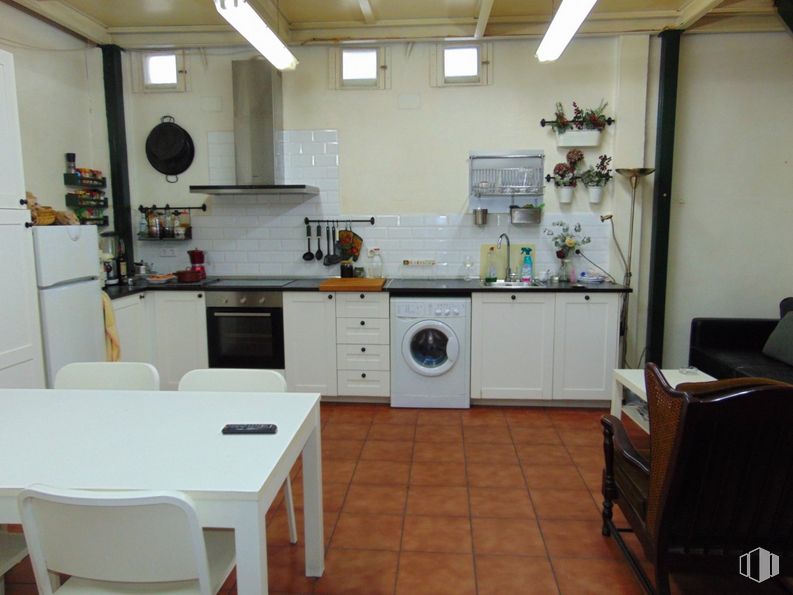 Local en venta en Calle Daganzo, Chamartín, Madrid, 28002 con refrigerador, aparato de cocina, mesa, horno, silla, ebanistería, mueble, cocina, encimera y electrodoméstico alrededor