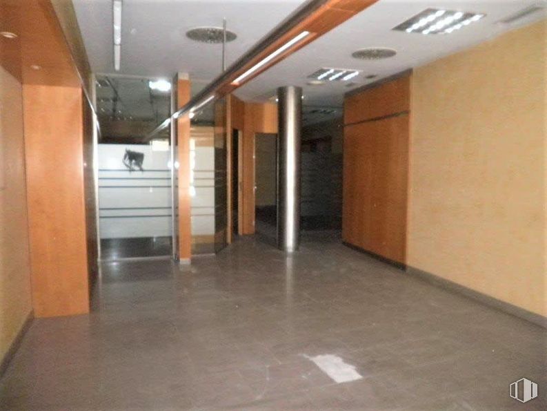 Local en alquiler y venta en Calle Bravo Murillo, Tetuán, Madrid, 28020 con espejo, puerta, hall, accesorio, madera, suelos, suelo, techo, exterior del automóvil y puerta del vehículo alrededor