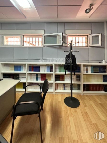 Local en venta en Calle San Ildefonso, Centro, Madrid, 28012 con silla, mueble, mesa, estantería, edificio, estante, silla de oficina, interiorismo, estantería y madera alrededor