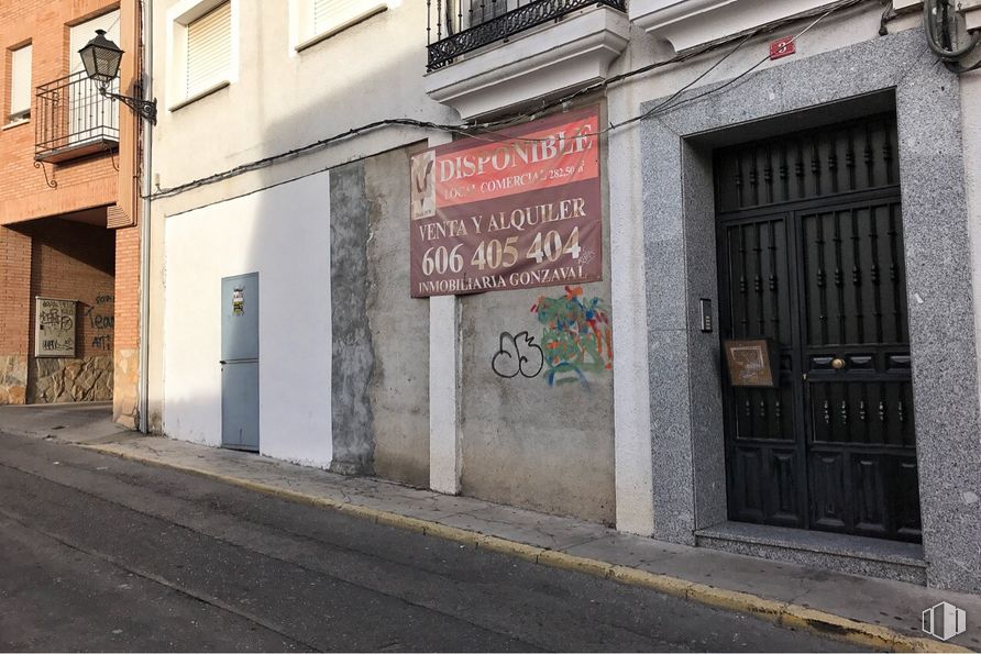 Local en alquiler y venta en Calle Carbón, 3, Illescas, Toledo, 45200 con edificio, ventana, puerta, accesorio, fuente, fachada, carretera, ladrillo, superficie de la carretera y arte alrededor