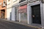 Local en alquiler y venta en Calle Carbón, 3, Illescas, Toledo, 45200 con edificio, ventana, puerta, accesorio, fuente, fachada, carretera, ladrillo, superficie de la carretera y arte alrededor