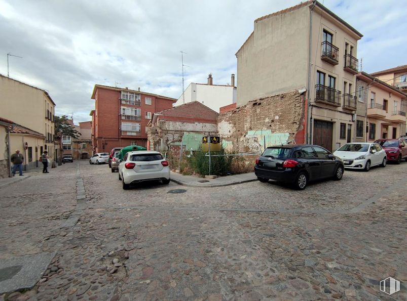 Land for sale at Calle San Cristobal, Ávila, 05003 with car, building, sky, land vehicle, cloud, wheel, tire, vehicle, property and window around