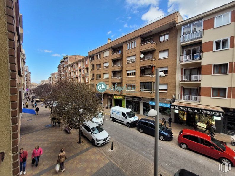 Retail for rent at Calle José Zorrilla, Segovia, 40002 with car, person, building, sky, cloud, wheel, land vehicle, vehicle, tire and window around