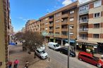 Retail for rent at Calle José Zorrilla, Segovia, 40002 with car, person, building, sky, cloud, wheel, land vehicle, vehicle, tire and window around