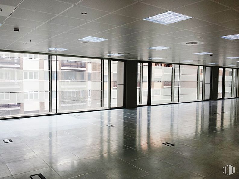 Oficina en alquiler en Zona CBD, Tetuán, Madrid, 28020 con lámpara, alumbrado, accesorio, suelo, pared, suelos, propiedad material, vidrio, edificio y material compuesto alrededor