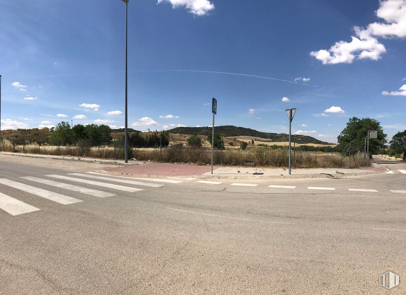 Suelo en venta en Polígono Industrial Los Bordales, Villalbilla, Madrid, 28810 con nube, cielo, luz de la calle, superficie de carretera, asfalto, planta, lote de tierra, árbol, línea y brea alrededor