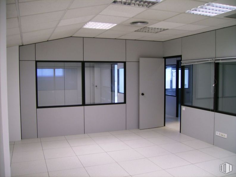 Oficina en alquiler en Calle Verano, 41, Torrejón de Ardoz, Madrid, 28850 con lámpara, alumbrado, puerta, edificio, accesorio, hall, línea, suelo, ventana y suelos alrededor