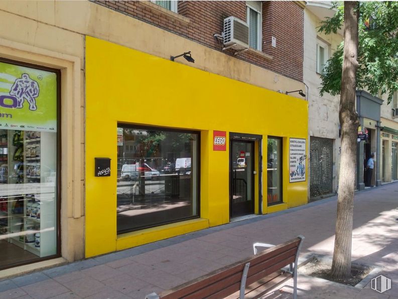 Local en alquiler en Calle Goya, Salamanca, Madrid, 28009 con mesa de trabajo, ventana, edificio, banco de exterior, puerta, superficie de la carretera, barrio, accesorio, árbol y muebles de exterior alrededor