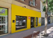 Local en alquiler en Calle Goya, Salamanca, Madrid, 28009 con mesa de trabajo, ventana, edificio, banco de exterior, puerta, superficie de la carretera, barrio, accesorio, árbol y muebles de exterior alrededor