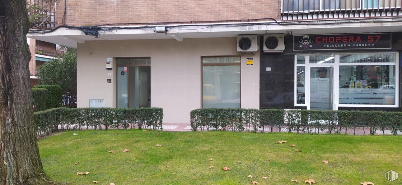 Local en venta en Paseo Chopera, Alcobendas, Madrid, 28100 con ventana, propiedad, planta, barrio, lote de terreno, hierba, zona residencial, edificio, pared y espacio público alrededor