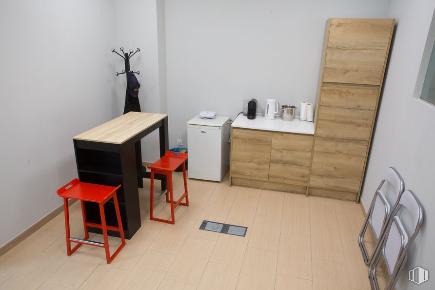 Retail for sale at Calle San Bernardo, 5, Centro, Madrid, 28013 with stool, table, cabinetry, furniture, wood, computer desk, interior design, floor, flooring and drawer around