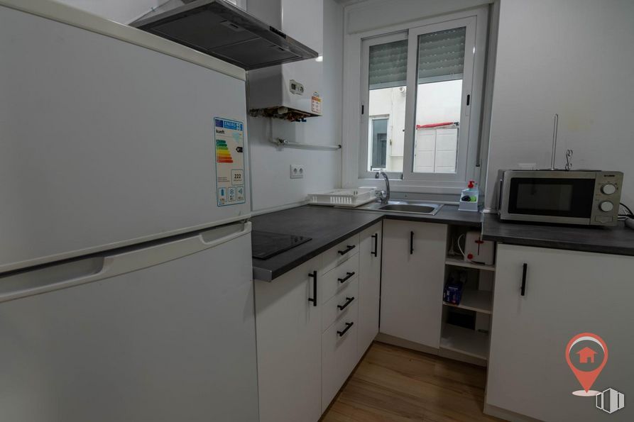 Office for sale at Calle Noheda, Cuenca, 16001 with refrigerator, microwave oven, window, oven, cabinetry, kitchen appliance, countertop, kitchen, kitchen stove and chair around