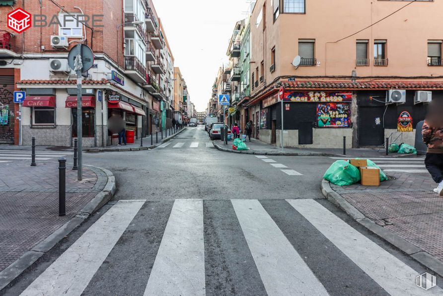 Retail for sale at Calle Antonio Salvador, Usera, Madrid, 28026 with person, building, luggage & bags, window, infrastructure, road surface, asphalt, mode of transport, urban design and neighbourhood around