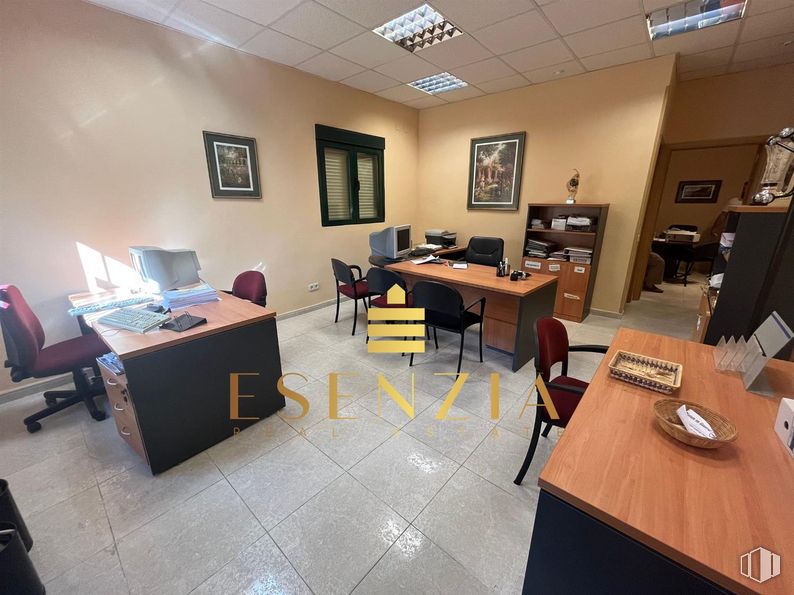 Oficina en alquiler en Zona centro, Villanueva del Pardillo, Madrid, 28229 con silla, mesa, mueble, propiedad, escritorio, silla de oficina, interiorismo, suelos, suelo y marco alrededor