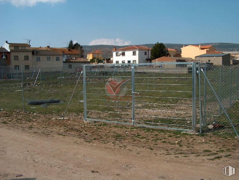 Land for sale at Calle Nueva, Mariana, Cuenca, 16143 with animal, house, sky, building, window, cloud, fence, land lot, wire fencing and tree around