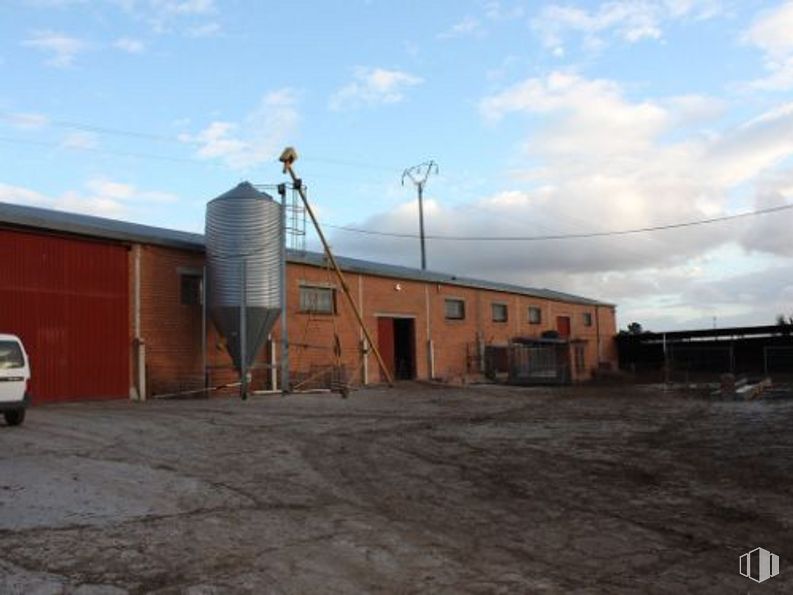 Industrial for sale at Calle Méntrida, s/n, Valmojado, Toledo, 45940 with building, cloud, sky, automotive parking light, road surface, street light, asphalt, vehicle registration plate, residential area and rural area around