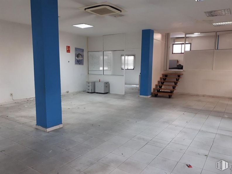 Retail for rent at Zona Estación, Las Rozas de Madrid, Madrid, 28230 with lighting, fixture, tile flooring, floor, flooring, window, hall, material property, chair and real estate around