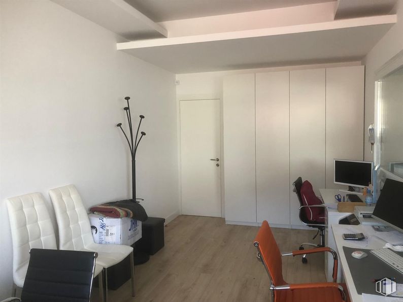 Nave en alquiler en Calle Ter, 2, Mejorada del Campo, Madrid, 28840 con silla, pantalla de ordenador, puerta, escritorio, mueble, edificio, teclado del ordenador, ordenador personal, mesa y ordenador alrededor