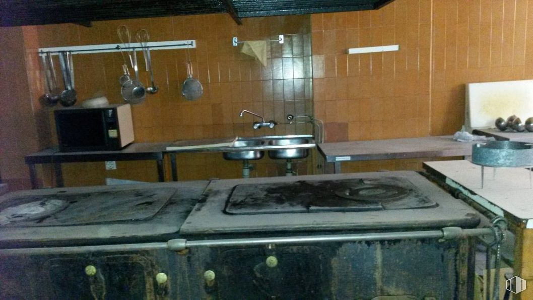 Local en venta en Zona Casco Antiguo, Segovia, 40001 con horno microondas, aparato de cocina, ebanistería, edificio, encimera, fregadero de cocina, grifo, madera, suelo y piso alrededor