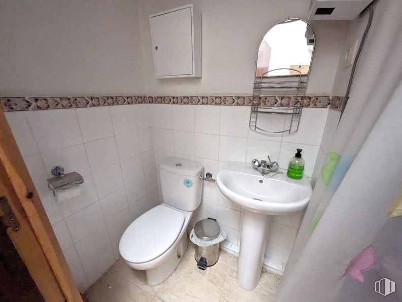 Office for rent at Zona casco histórico, Toledo, 45002 with toilet, sink, property, bathroom sink, plumbing fixture, tap, bathroom, toilet seat, purple and fluid around