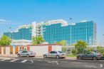 Office for rent at Edificio Servicios Generales, Aeropuerto AS Madrid Barajas, Barajas, Madrid, 28042 with car, building, sky, wheel, vehicle, street light, tire, motor vehicle, urban design and tree around