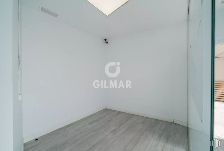 Local en alquiler y venta en Calle Téllez, Retiro, Madrid, 28007 con suelos, suelo, interiorismo, techo, apartamento, habitación, iluminación natural, limpieza, suelo de baldosas y azulejo alrededor