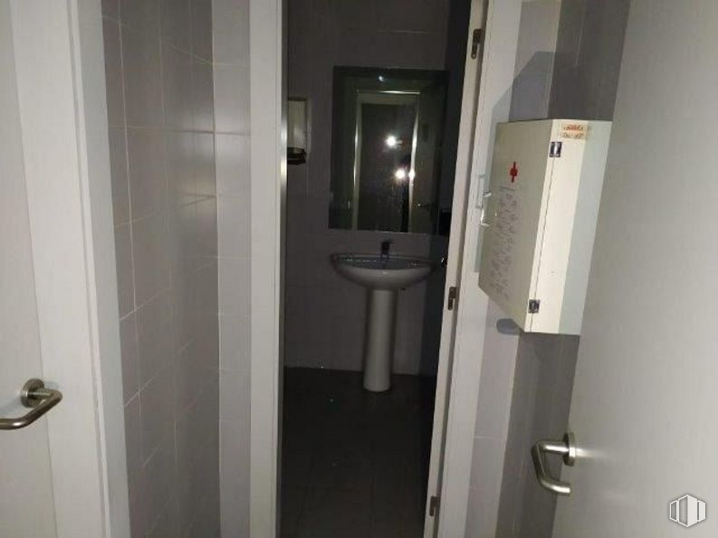 Retail for sale & for rent at Calle Puerto Bonaigua, 1, Torrejón de Ardoz, Madrid, 28850 with sink, door handle, mirror, plumbing fixture, bathroom sink, fixture, bathroom, tap, wood and plumbing around