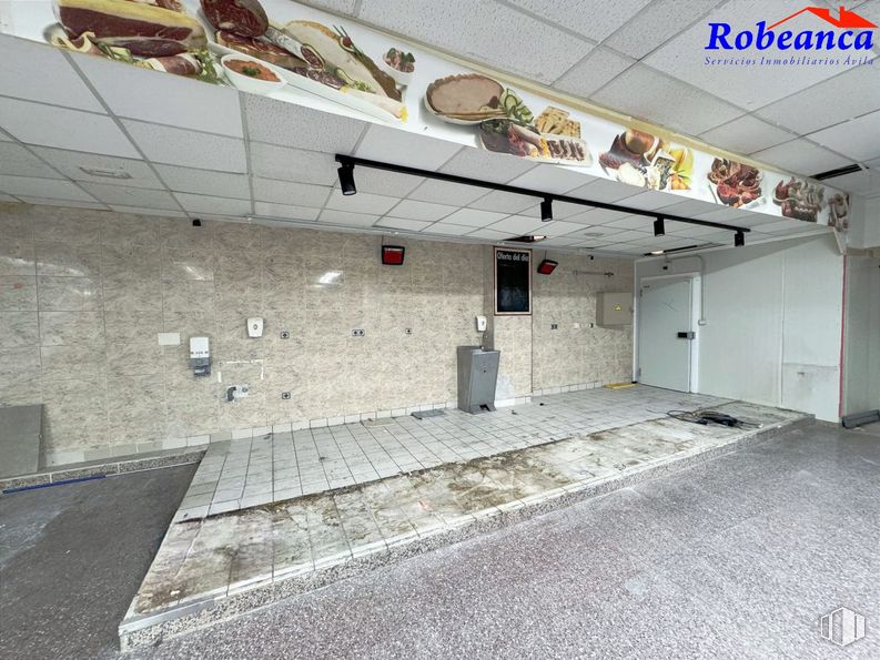 Retail for rent at Zona paseo San Roque, Ávila, 05001 with interior design, building, floor, wall, flooring, ceiling, concrete, composite material, house and asphalt around