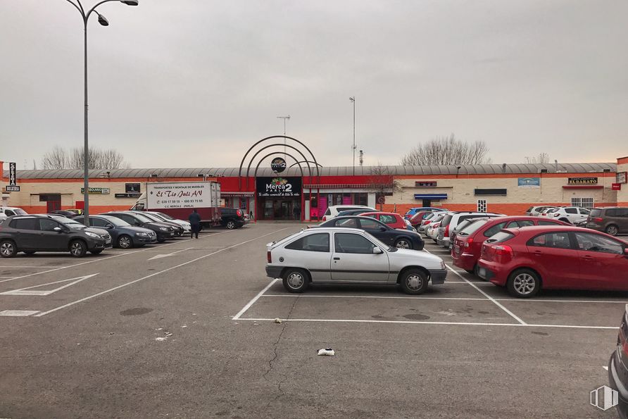 Retail for sale & for rent at Calle Pablo Casals, 27, Parla, Madrid, 28980 with car, wheel, automotive parking light, tire, land vehicle, sky, vehicle, cloud, motor vehicle and automotive lighting around