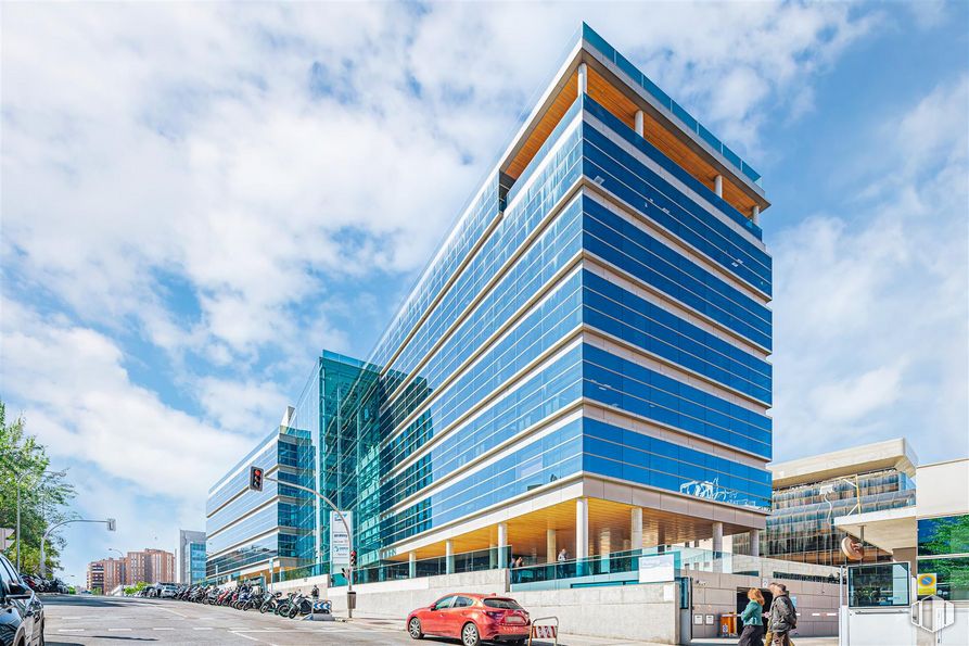 Office for rent at Calle Torrelaguna, 77, Ciudad Lineal, Madrid, 28043 with car, building, cloud, tire, sky, wheel, skyscraper, tower block, urban design and condominium around