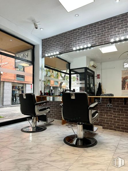 Retail for rent at Zona Lucero, La Latina, Madrid, 28011 with chair, light fixture, barber chair, beauty salon, customer, personal grooming, restaurant and salon around