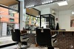 Retail for rent at Zona Lucero, La Latina, Madrid, 28011 with chair, light fixture, barber chair, beauty salon, customer, personal grooming, restaurant and salon around