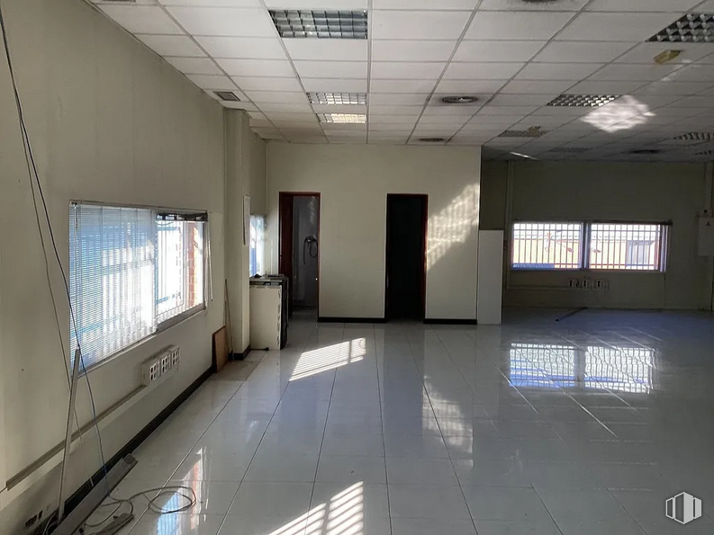 Industrial for rent at Calle Luis I, Villa de Vallecas, Madrid, 28031 with window, fixture, building, flooring, floor, hall, house, ceiling, glass and city around