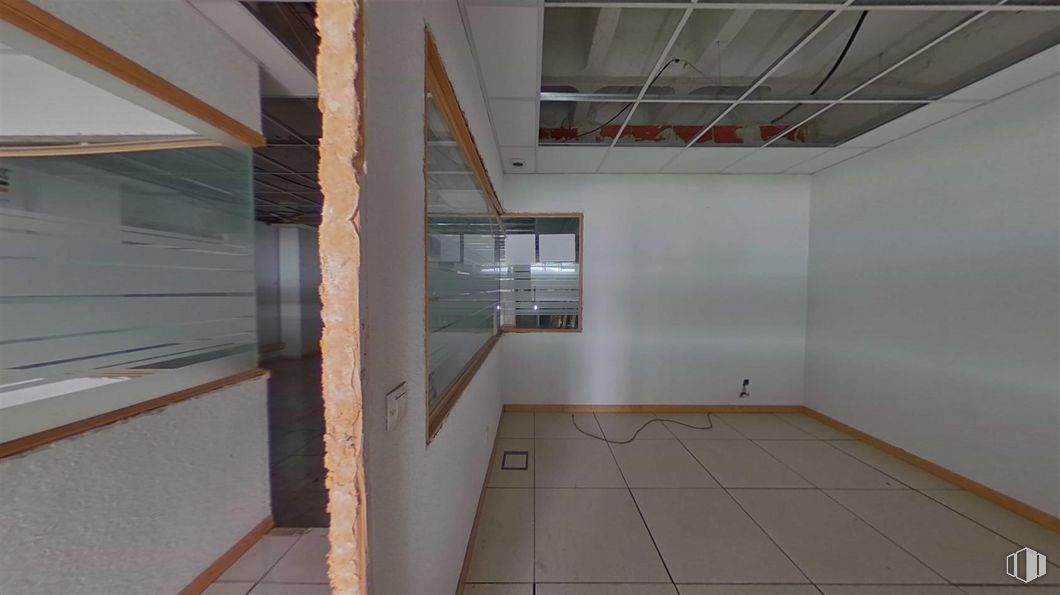 Office for sale at Avenida Democracia, Puente de Vallecas, Madrid, 28031 with building, fixture, window, wood, hall, floor, flooring, line, composite material and hardwood around