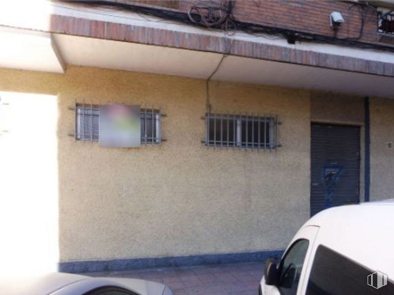 Local en alquiler en Calle La Rosa, 6, Alcalá de Henares, Madrid, 28803 con coche, ventana, puerta, edificio, vehículo, vehículo motorizado, exterior automotriz, iluminación automotriz, madera y propiedad material alrededor