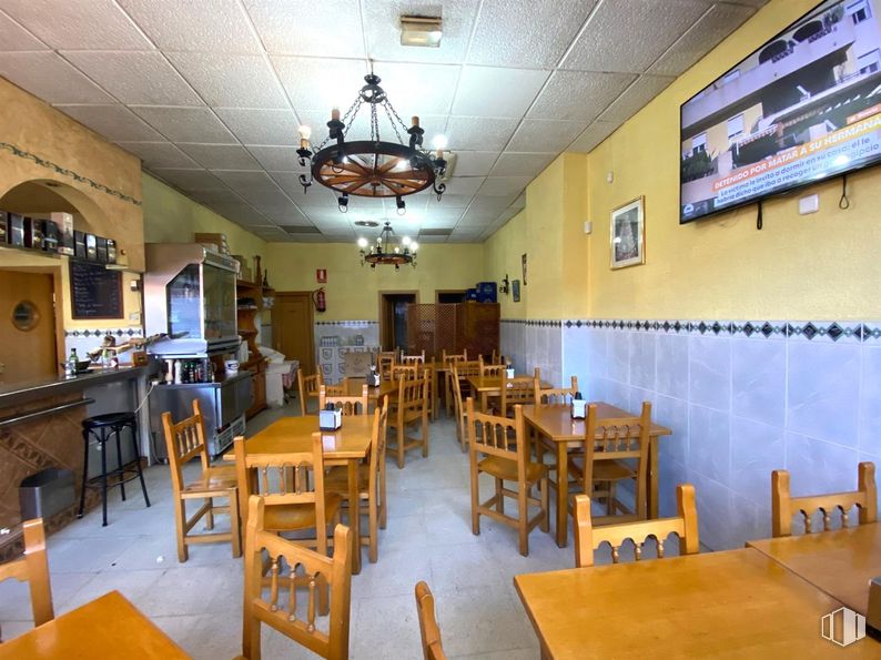 Local en venta en Calle Alianza, Villaverde, Madrid, 28041 con silla, mesa, lámpara, mesa de cocina y comedor, alumbrado, candelabro, televisión, restaurante, tinte para madera y encimera alrededor