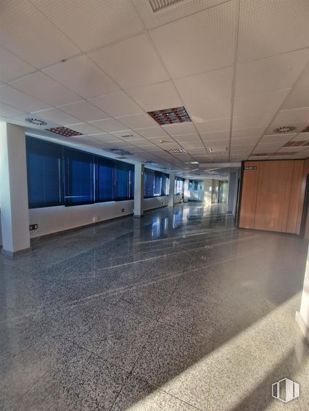 Oficina en alquiler en Zona El Pinar - Punta Galea, Las Rozas de Madrid, Madrid, 28230 con ebanistería, interiorismo, suelos, suelo, hall, techo, vidrio, carretera, ciudad y azul eléctrico alrededor