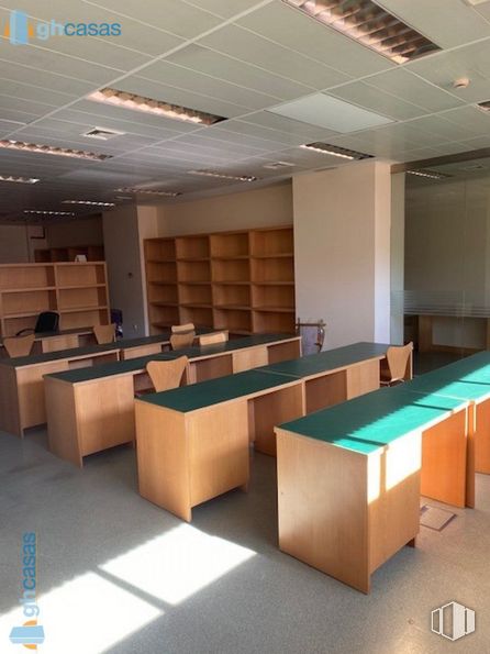 Office for rent at Zona Casco Histórico, Alcalá de Henares, Madrid, 28801 with table, furniture, chair, interior design, flooring, floor, real estate, office chair, building and hall around