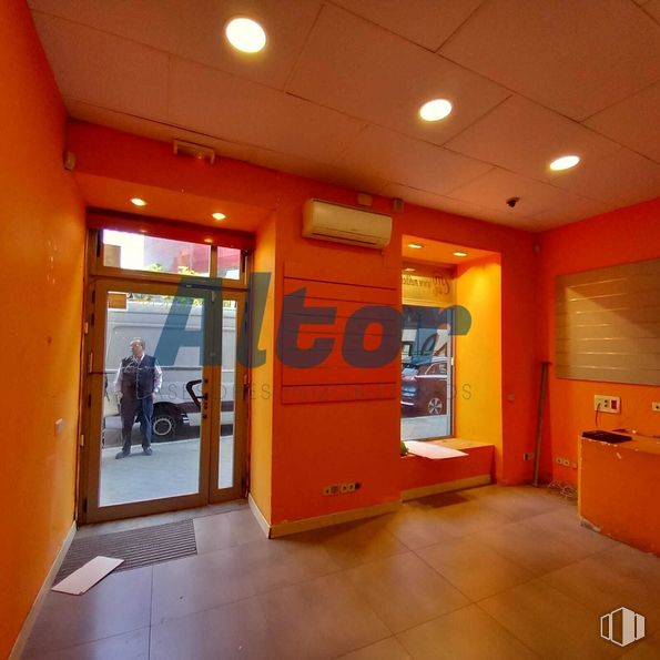 Local en venta en Ronda Atocha, Arganzuela, Madrid, 28012 con persona, puerta, naranja, interiorismo, ámbar, madera, accesorio, suelo, suelos y techo alrededor